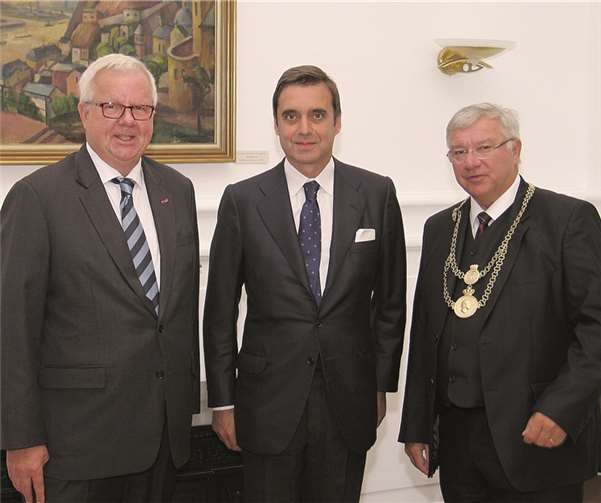 (v.l.) Bundestagsabgeordneter Dr. Michael Fuchs, der spanische Botschafter Pablo Garcia-Berdoy sowie Oberbürgermeister Prof. Dr. Joachim Hofmann-Göttig. privat