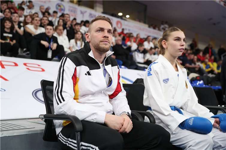 Mayener Karateka gewinnt sensationell EM-Silber  (v.l.) Bundestrainer Noah Bitsch und Ili Hellen.