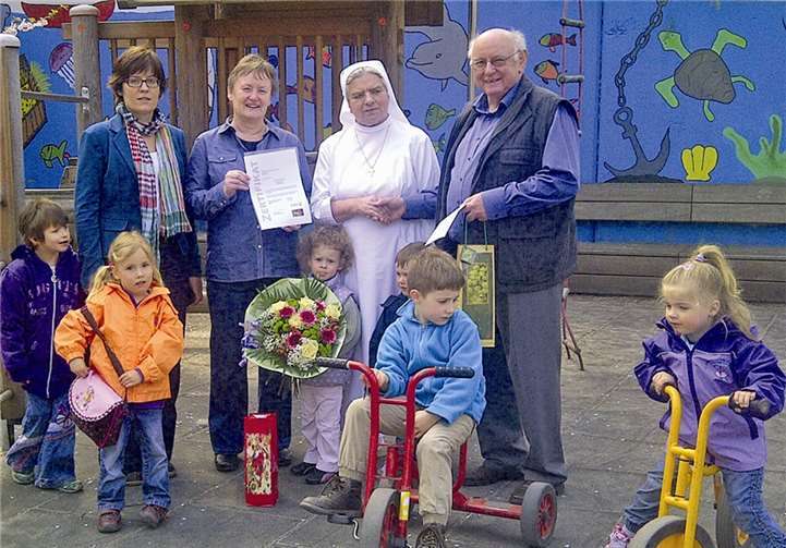v.l. C. Schönershoven (Päd.Leiterin), H. Päselt (Leiterin Kindertagesstätte), Sr. M. Radegundis (Oberin), H.-J. Meidt (Ortsbürgermeister Niederfell).privat