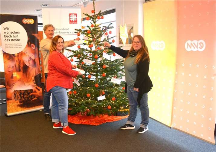 (v.l.) Caritas-Mitarbeiter Bernhard Gödert, MGH-Koordinatorin Susanne Breitbach und evm-Kundenberaterin Manuela Klein in Mayen und freuen sich auf diesjähriger Wunschbaumaktion im evm-Kundenzentrum Mayen, im Caritas-Mehrgenerationshaus St. Matthias und auf den Online-Wunschbaum stattfindet.  Foto: E.T. Müller