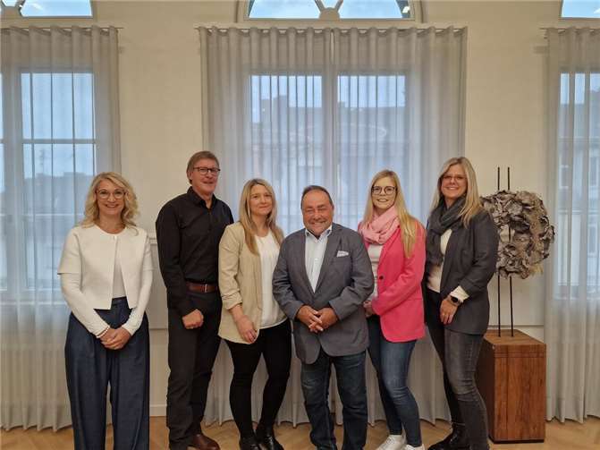 (v.l.) Carmen Schäfer, Michael Augel, Bernadette Diederichs, Bürgermeister Alfred Schomisch, Jana von Treskow und Julia Lanz.  Foto: VG Vordereifel