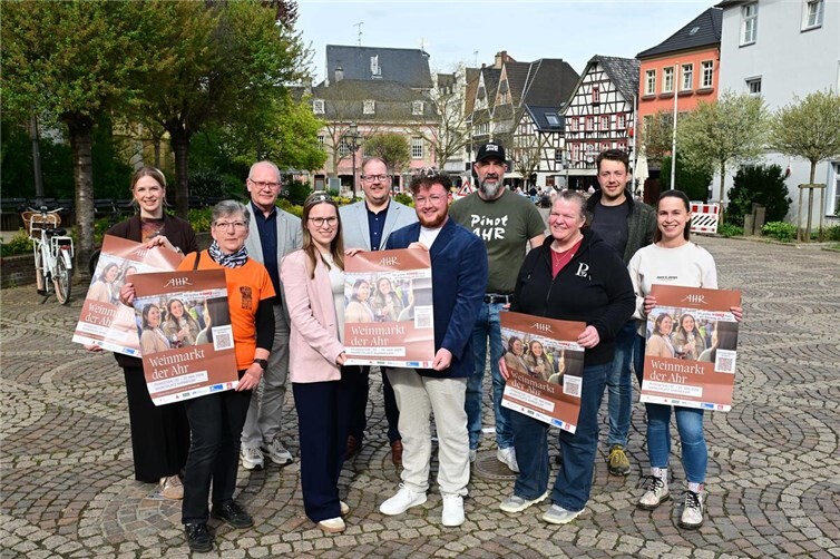 (v.l.) Carolin Groß (Ahrwein e.V.), Uschi Stark (Weingut Stark-Linden), Oliver Swiatek (Dagernova), Ahrweinprinzessin Katharina Bongart, Mirco Burkardt (WG Mayschoß-Altenahr), Ahrweinkönig Felix Lüdenbach, Michael Kriechel (Weingut Kriechel), Tanja Lingen (Weingut Lingen), Felix Brüggert (Jungwinzer) und Robin Doetsch (Weingut Deutzerhof).