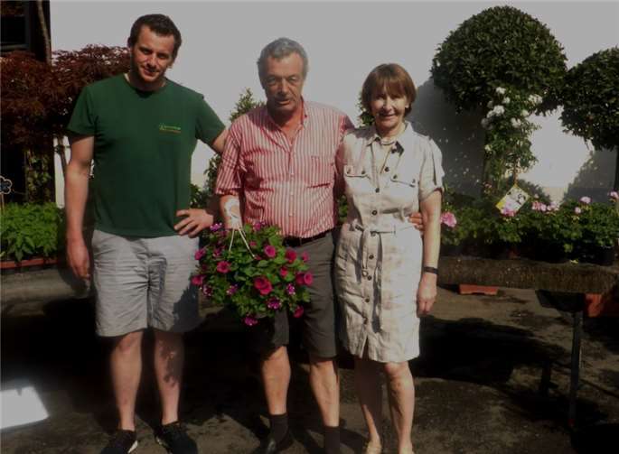 v.l. Carsten Kraus, Franz-Josef Kraus und Hannelore Kraus freuten sich über viele Gäste am Tag der offenen Tür. Das Angebot an Frühlingspflanzen war überwältigend.FA