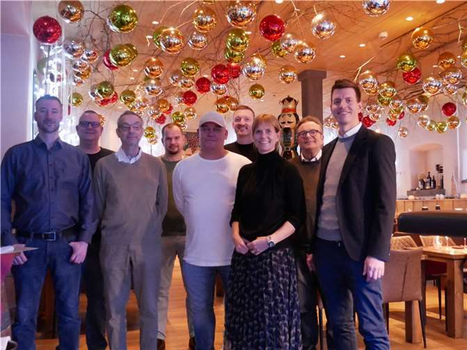 (v.l.) Carsten Weyher, Sven Wustlich, Gerd Gummelt, Zoran Azinovic, Paul Schick, Martin Kluthe, Frauke Helf, Rolf Hübner, Hannes Tack.  Foto: KLE