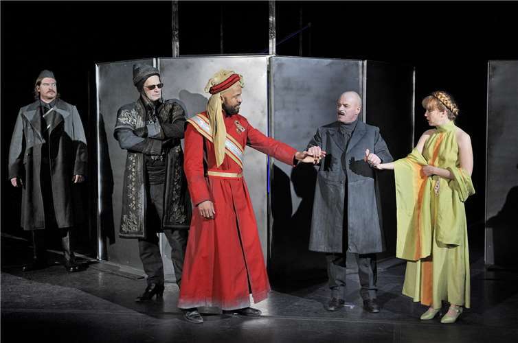 (v.l.) Cassio (Alexander Hanfland) und der Doge von Venedig (Hanno Dinger) beobachtendie Reaktion des Brabantio ( Josef Hofmann, 2.v.r.) auf die Nachricht über die heimliche VermählungOthellos (Jean-Philippe Adabra) mit Desdemona (Joanna Semmelrogge). Foto: Schlosstheater