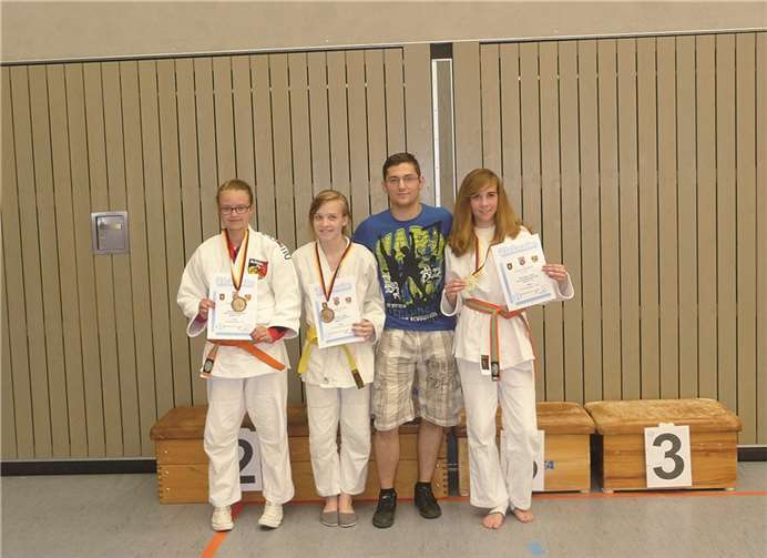 (v.l.) Celine Leufgen, dritter Platz; Francesca Bräse, dritter Platz; Betreuer Steven Ringel; Annika Chandoni, erster Platz. privat