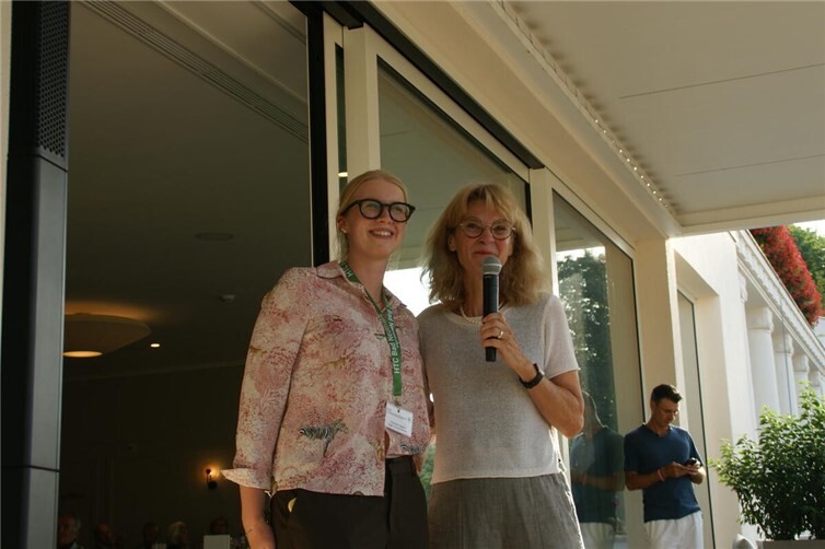(v.l.) Charlotte Jürgens (linke und rechte Hand) von Annette Bartsch (DSM-Direktorin)