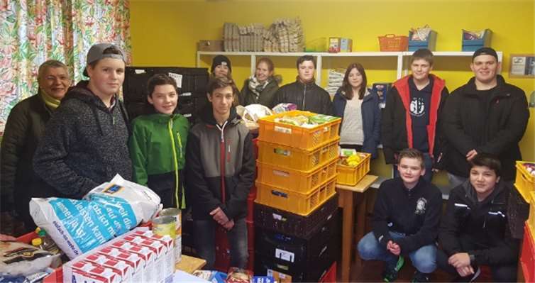 v.l. Christa Rösner (Markt für Leib und Seele), Mattia Nicoli, André Nöhl, Chris Bussandri, Viktoria Hoffmann, Lisa Surges, Marco Prämaßing, Annabelle Thiesen, Fritz Lumpe und David Sicken, vorne Florian Retterath und Marcel Kossmann; es fehlt Finn Martin.privat