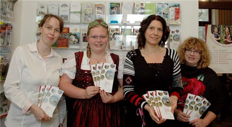 (v.l.) Christa Storch (Vorstandsmitglied), Weinkönigin Veronique Schäfer, Eva Flügge (Vorsitzende Verkehrsverein) und Gabi Gasper (Arbeitskreis Burgenfest) stellen den neuen Veranstaltungskalender vor. UM