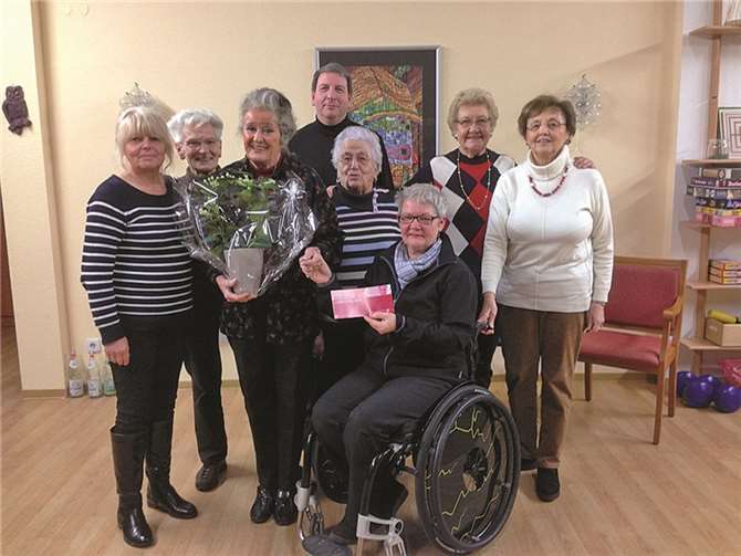 (v.l.): Christel Pradarutti, Gertrud Ochtendung, Hildegard Heinen, Pastor Markus Arndt, Erna Franzen, Erika Wiegand, Renate Drathen, Helene Kranz. privat