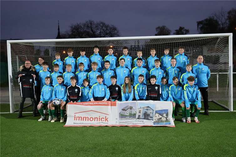 (v.l.) Christian Bell (Sponsor), Thomas Stahlknecht und die Kinder der JSG C1/2 sowie Gerhard Frank. Foto: privat