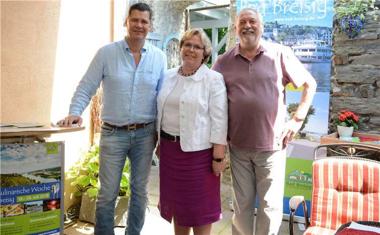(v.l.) Christian Zock wurde von Bürgermeisterin Gabriele Hermann-Lersch und Werner Pommer als neuer Ritter der Culinarischen Tafelrunde vorgestellt. Foto: CF