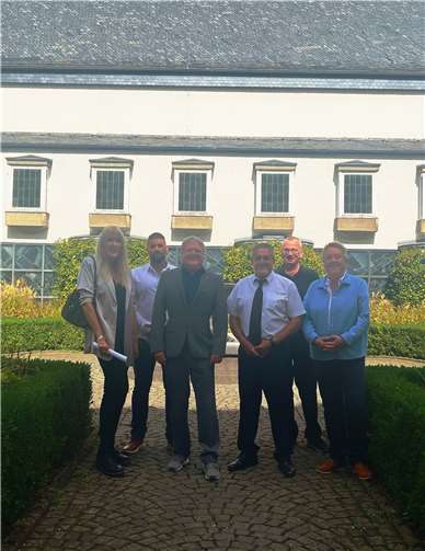 (v.l.) Christine Zintz, Büromanagement/Presse, Marlon Reinhardt,1. Vorsitzender des Vereins, Adalbert Fettweiß, Geschäftsführer der Koblenzer Wohnbau, Django Reinhardt, Integrationsbeauftragter, Andreas Bettingen, Büro des Vereins, Ulrike Mohrs, Bürgermeisterin.  Foto: privat