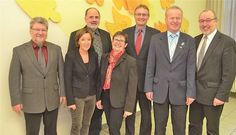 (v.l.) Christoph Becker (Personalratsvorsitzender), Beate Kölb (Leiterin des Kreisgesundheitsamtes), Rüdiger Knieper, Heidi Hoeboer, Landrat Rainer Kaul, Werner Schend, Büroleiter Manfred Thran. Stadt Neuwied