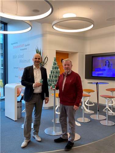 Kostenfreie „Notfalldosen“ für Senioren (v.l.) Christoph Bürger (Volksbank Bürgerstiftung) und Hans Peter Siewert (Seniorenbeiratsvorsitzender). Foto: privat