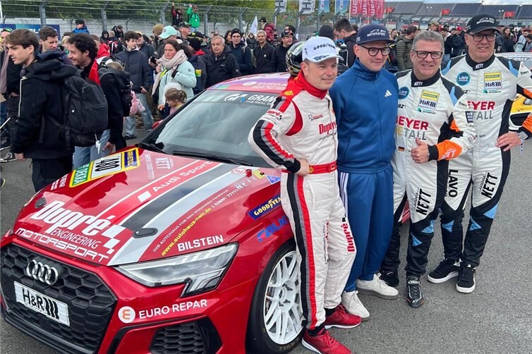 (v.l.) Christoph Dupré, Physiotherapeut Tim Siekmann, Jürgen Nett und Achim Nett in der Startaufstellung zum 24 Stunden Rennen.