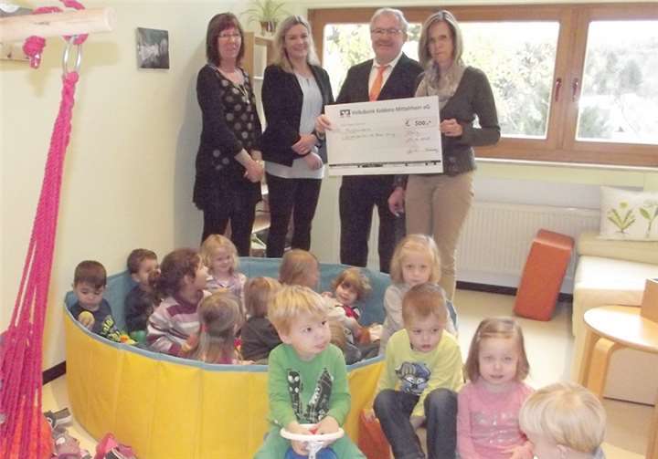 (v.l.) Claudia Kietzmann, Stephanie Diensberg, Heinz Engels und Erika Scheuer mit Kita-Kindern. Privat