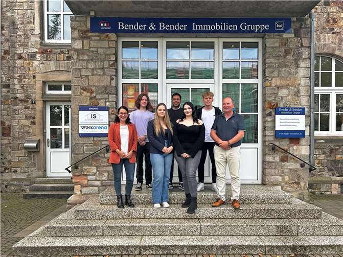 (v.l.) Colin Dietershagen, Manvir Singh, Lenny Bender. In der vorderen Reihe stehen, links nach rechts: Melanie Bender, Anna Lena Hoffmann, Leona Husaj und Mike Bender.  Foto: privat