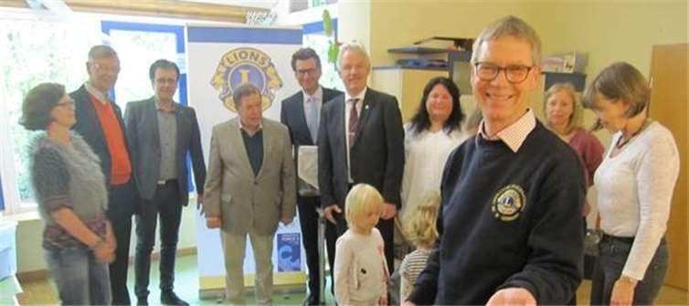 v.l.: Cornelia Levermann, Leiterin KiTa Hopsala; Manfred Weizbauer, Schatzmeister des Hilfswerks des LC Bonn-Rhenobacum; Michael Schneider, Vizepräsident des LC Bonn-Rhenobacum; Erhard Knauer, Jugendbeauftragter des LC Bonn-Rhenobacum; Matthias Lutz, Vorstand der Raiffeisenbank Voreifel; Stefan Raetz, Bürgermeister der Stadt Rheinbach, Nadja Bauer, Waldkindergarten, Georg Persch, Präsident des LC Bonn-Rhenobacum, Linda Hönige, Elternbeirat KiTa Hopsala, Barbara Hohgräwe, Elternbeirat Kindergarten Sumsemann. privat