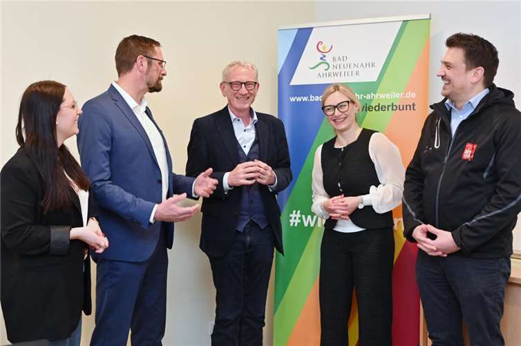 v.l.: Dania Münch (Marketing GmbH), Daniel Wegen (X-Physio), Bürgermeister Guido Orthen, Anna Czernik (X-Physio) und Jan Ritter (Marketing GmbH) freuen sich auf das gemeinsame Projekt.  Foto: Hans-Jürgen Vollrath