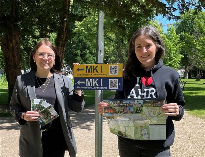 (v.l.) Dania Münch (Referentin Gesundheitswirtschaft) und Annemarie Haas (Marketing/Grafik) stellten die neue Beschilderung und die Flyer zu den Medizinischen Kurwanderwegen vor.  Foto: Natalie Peil