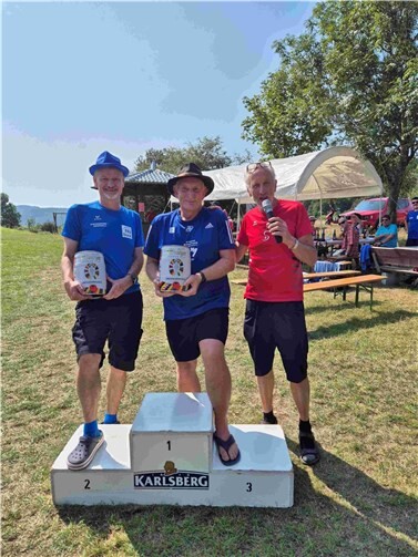 (v.l.) Daniel Breslauer und Michael Rüb erhalten von Eule Frings zwei Fässchen Bier für die größte Gruppe.