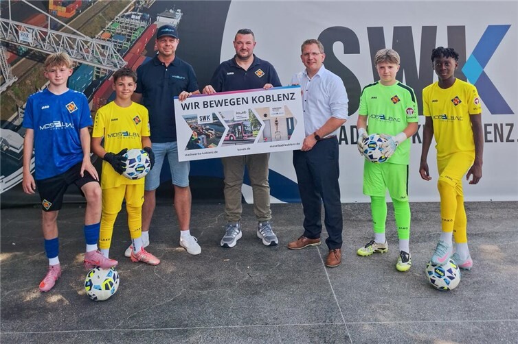 v.l. Daniel Genz (Betriebsleiter Moselbad), Christian Krey (Präsident TuS Koblenz) & Lars Hörnig (Geschäftsführer SWK) freuen sich gemeinsam mit den Spielern. 