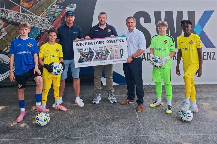 v.l. Daniel Genz (Betriebsleiter Moselbad), Christian Krey (Präsident TuS Koblenz) & Lars Hörnig (Geschäftsführer SWK) freuen sich gemeinsam mit den Spielern.