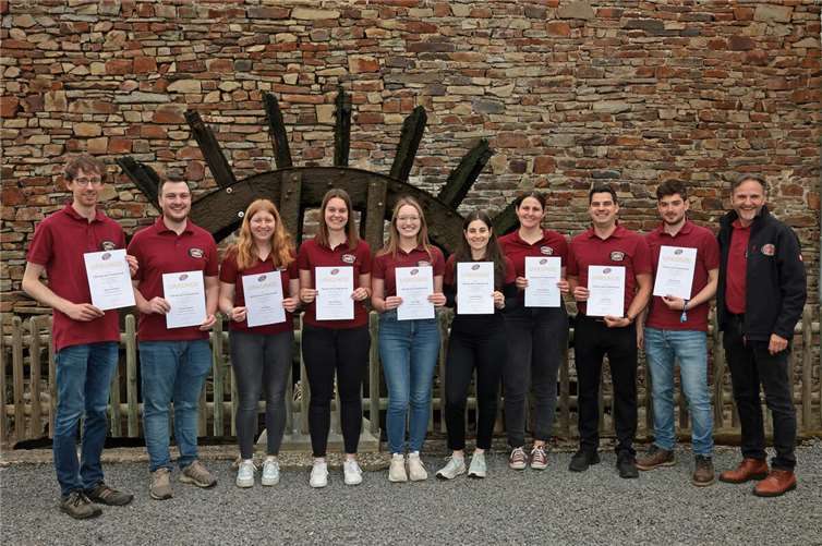(v.l.) Daniel Schleich, Florian Krämer, Jill Weber, Jana Fabritius, Lara Jäger, Leona Adriany, Sarah Adriany, Tobias Bohn, Jonas Adriany und Mitglied des Vorstandes Jürgen Adriany (re.) Ehrung 60 Jahre Meisterbrief Ewald Gillig.  Foto: Werner Dreschers