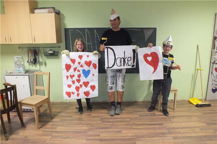 (v.l.) Danke sagen Anna-Lena Richter, Leiter Sebastian Busch und Lara Richter im Namen aller Kinder und Jugendlichen.