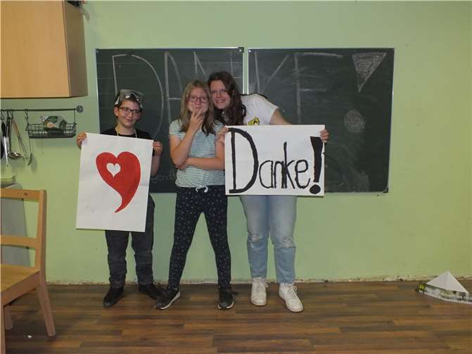 (v.l.) Danke sagen Levente Neradi, Anna-Lena und Lara Richter im Namen aller Kinder und Jugendlichen.  Fotos: Caritas