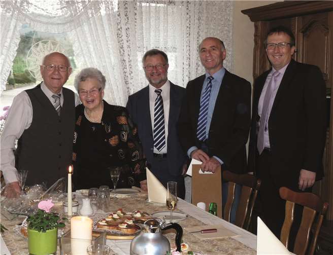 (v.l.) Das glückliche Jubelpaar Franz und Pauline Szymaszczyk nahm unter anderem auch die Glückwünsche von Ortsbürgermeister Bernd Merkle, dem Kreisbeigeordneter Rudi Zens und dem Ersten Beigeordneten der VG Mendig, Joachim Plitzko entgegen. FRE