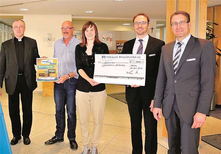 v.l. Dechant und Pfarrer Klaus Kohnz, Jürgen Schwarzmann (Jugendpfleger VG Adenau) und Alina Schäfer (Mitglied des Organisationsteams) sowie Teamleiter Mirko Staut und Regionalmarktdirektor Herbert Thelen von der Volksbank.privat