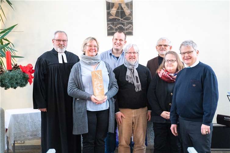 (v.l.) Dekan Axel Wengenroth, Caterina Schmidt-Czelk, Nils Euteneuer, Pfarrer Stefan Thomanek, Pfarrer Friedhelm Ackva, Pfarrerin Swenja Müller und Pfarrer Michael Rother.  Foto: Hieu Duong