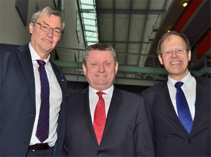 (v.l.) Dekan der Medizinischen Fakultät der Rheinischen Friedrich-Wilhelms-Universität Bonn Prof. Nicolas Wernert, Bundesgesundheitsminister Hermann Gröhe, Ärztlicher Direktor und Vorstandsvorsitzender des Universitätsklinikums Bonn Prof. Wolfgang Holzgreve. Universitätsklinikum Bonn