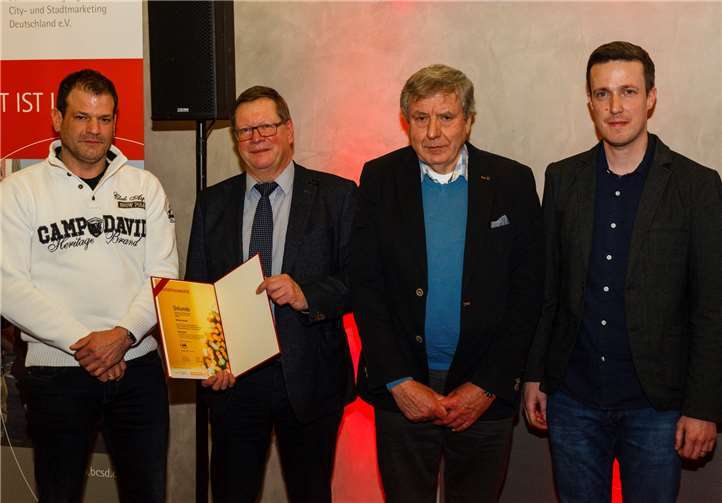 (v.l.) Den Preis nahmen Alexander Hertling, 2. Vorsitzender Gewerbeverband, Ortsbürgermeister Martin Lerbs, Klaus Peter Paffhausen, Vorsitzender Gewerbeverband und Florian Fark vom Touristik-Verband Wiedtal e.V. entgegen. Foto: © Messe Frankfurt Exhibition GmbH - Marc Jacquemin