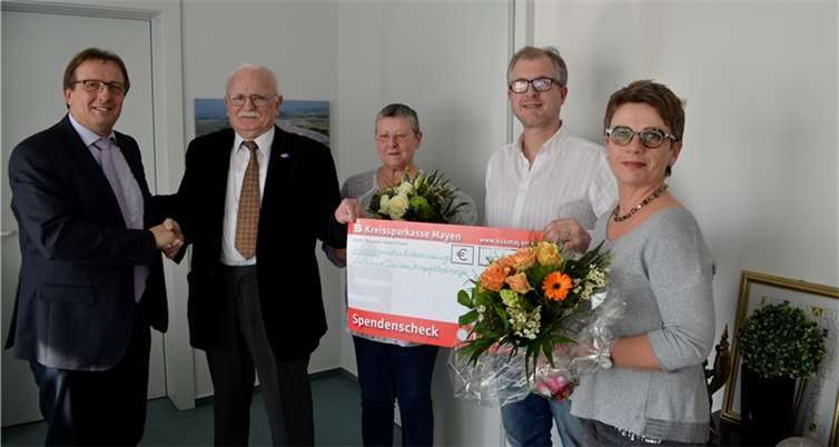 (v.l.) Der 1. Beigeordnete der Verbandsgemeinde Mendig, Joachim Plitzko, der VDK-Beauftragte der Verbandsgemeinde, Gerald Frank gemeinsam mit seiner Frau, VG-Mitarbeiter Thorsten Mintgen und die Bezirksgeschäftsführerin Bettina Hörter konnten sich über 4.443 Euro freuen, die die Haus- und Straßensammlung vom 27. Oktober bis 22. November 2015 eingebracht hat. Verbandsgemeinde Mendig