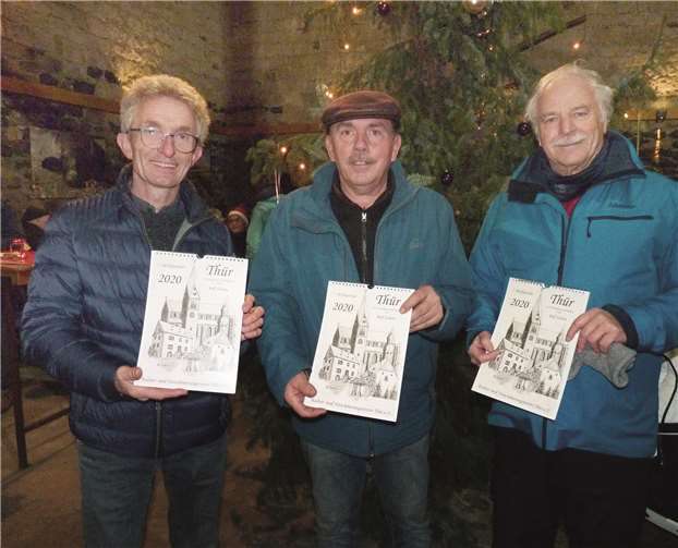 (v.l.) Der 1. Vorsitzende des Kultur- und Verschönerungsvereins, Johannes Schneider, Ortsbürgermeister Rainer Hilger und Fritz Hanke präsentierten den Thürer Dorfkalender 2020.