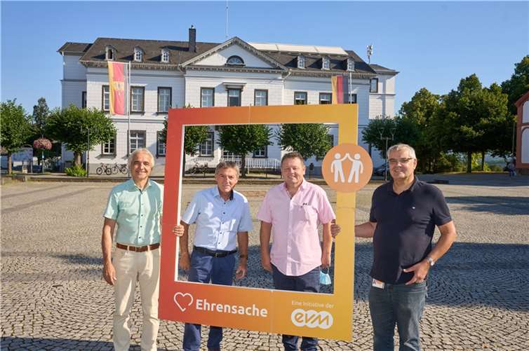 (v.l.): Der Erste Beigeordneten der Stadt Sinzig, Hans-Werner Adams, zusammen mit Gunter Windheuser (Ortsvorsteher Sinzig Kernstadt), Alexander Albrecht (Ortsvorsteher Bad Bodendorf) und Theo Schröder (evm) bei der Spendenübergabe.  Foto: evm/Thomas Frey