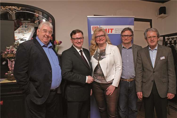 (v.l.): Der Kreisvorsitzende der MIT Rhein-Sieg Norbert Nettekoven, Jan von Berg, Petra Kremer, Volker Meertz und Karl Schon von der MIT Niederkassel. privat