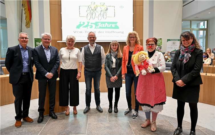 v.l. Der Vorsitzende der Vor-Tour der Hoffnung, Jürgen Grünwald, Hans-Peter Knossalla und Beate Christ (Neuwieder Hospizverein) mit Vertretern der Stiftung Kinderseele, dem Verein BenefitZ - wir helfen Kindern und den Westerwälder Clowndoktoren bei der Spendenübergabe im Landtag.Foto: Neuwieder Hospizverein