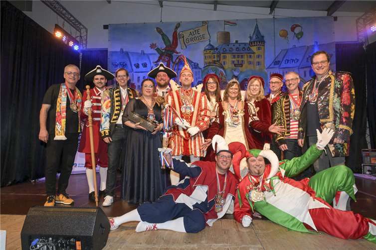 (v.l.) Der Vorstand der VR Bank RheinAhrEifel eG mit der Prinzessin aus Mayen, dem Prinzen aus Kottenheim und ihren Hofnarren.  Foto: Peter Seydel