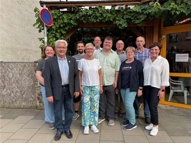 Kinder- und Jugendfußball in Walporzheim wird wieder stark aufgebaut (v.l.) Der aktuelle Vorstand v.l.n.r. des SV Walporzheim: Madeleine Caspary, Edgar Flohe, Christopher Krah, Annette Sebastian, Olaf Witthaus, Reiner Caspary, Gregor Sebastian, Inge Fenioux, Frank Krupp und Monika Krupp. Es fehlen Marion Witthaus, Jürgen Schumacher, Katharina und Thomas Dederich. Foto: Olaf Witthaus