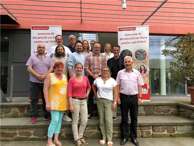 (v.l.) Der alte (obere Reihe) und der neue Vorstand der Sinziger Werbegemeinschaft: Obere Reihe: Harald Monschau, Reiner Friedsam, Maren Andres, Jürgen Andres, Silvia Mühl. Mittlere Reihe: Christian Schuldt, Felix Romes, Martin Thormann, Thomas Andres, Andreas Noll. Vordere Reihe: Simone Malek, Corinna Seidel, Sabine Sund, Peter Krupp.  Foto: BLICK aktuell