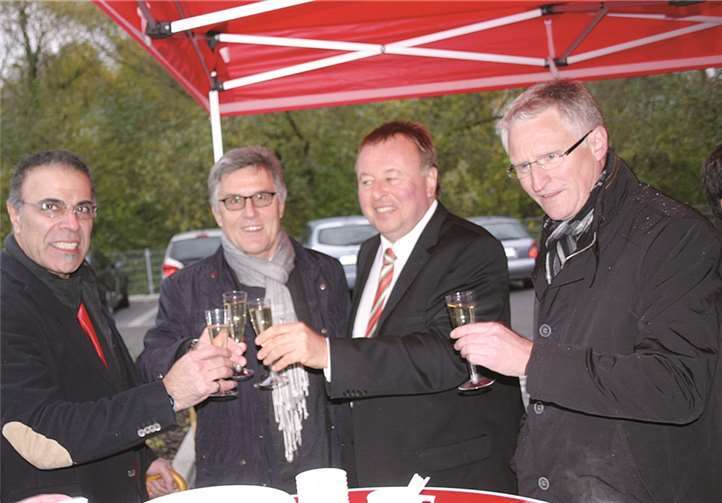 (v.l.) Der geschäftsführende Gesellschafter des REWE-Marktes, Parvez Azhari, Bürgermeister Wolfgang Kroeger, Landrat Dr. Jürgen Pföhler und der Vorstandsvorsitzende der Kreissparkasse Ahrweiler, Dieter Zimmermann, konnten auf den neuen Kreisel in Sinzig anstoßen.