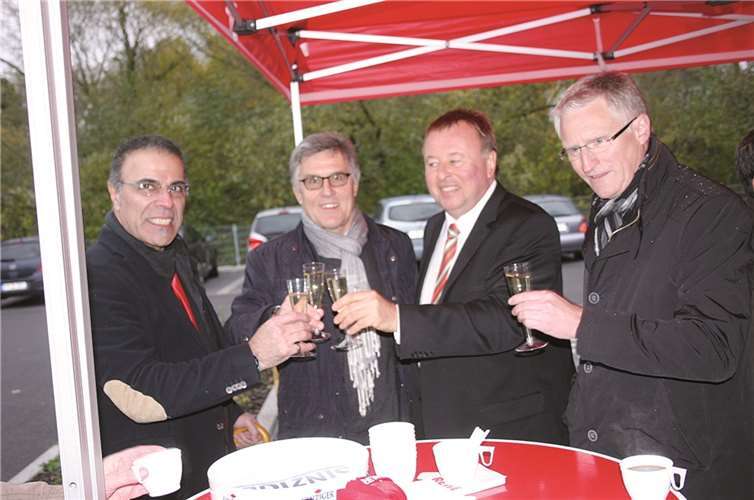 (v.l.) Der geschäftsführende Gesellschafter des REWE-Marktes, Parvez Azhari, Bürgermeister Wolfgang Kroeger, Landrat Dr. Jürgen Pföhler und der Vorstandsvorsitzende der Kreissparkasse Ahrweiler, Dieter Zimmermann, konnten auf den neuen Kreisel in Sinzig anstoßen.