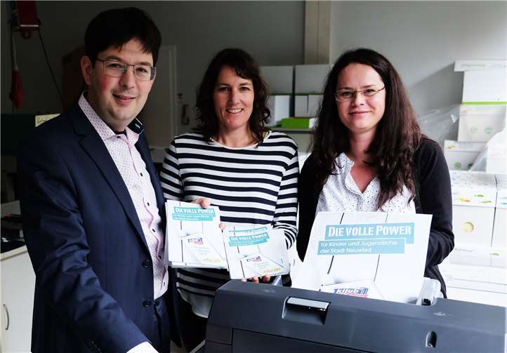 v.l. Dezernent Michael Mang, Tanja Buchmann und Carolin Faller präsentieren die neue Broschüre.Foto: privat