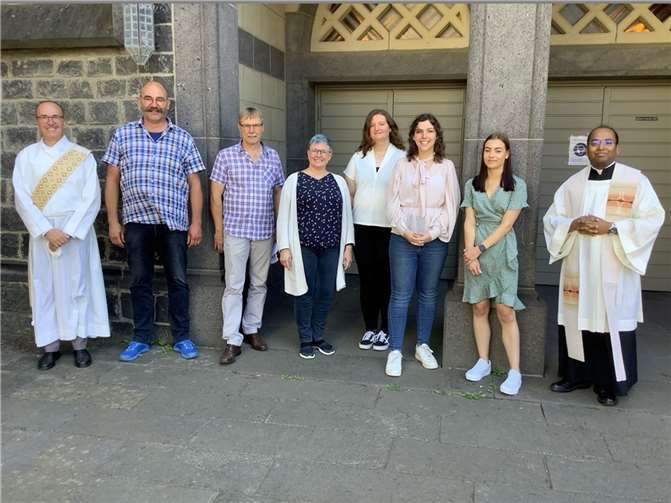 (v.l.) Diakon Thomas Thomiczny, Michael Bolwin, Organist Claus Heuft und Friederike Assion-Bolwin gemeinsam mit den Gesangsschülerinnen und Pater Majobi.  Foto: KMS