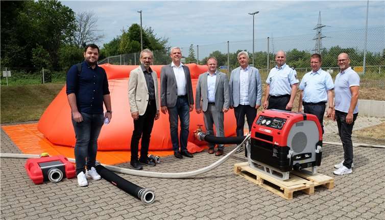 (v.l.): Die ASAS-Mitarbeiter Mehmet Bugra Güner, Projektkoordination, Adem Azak, Projektleiter, Fred Häring, Business Development, Oberbürgermeister Jan Einig, ASAS-Gründer und -Inhaber Safa Bayor Yavuz, Wehrleiter Kai Jost, sein Stellvertreter Florian Bauer und Fred Gross, stellvertretender Leiter des Amts für Feuer, Hochwasser und Katastrophenschutz, inmitten der Spendenausrüstung. Foto: Stadt Neuwied