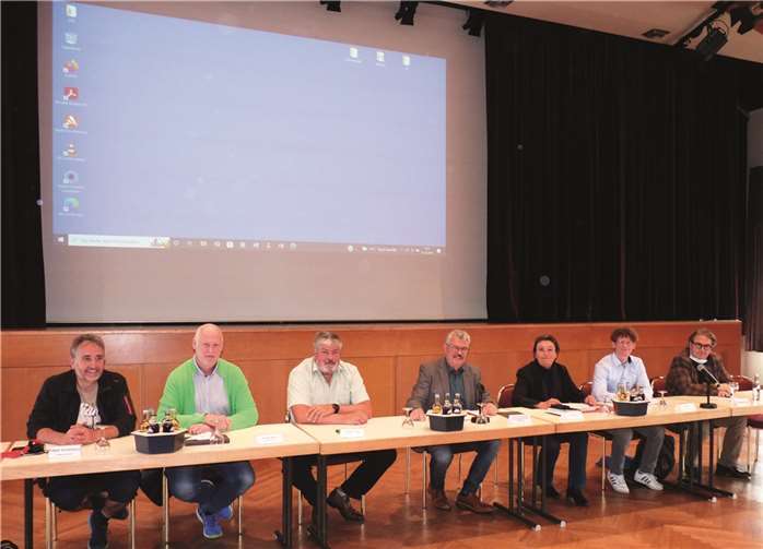(v.l.): Die Beigeordneten Edgar Girolstein, Frank Post und Achim Grün, Stadtbürgermeister Hans Peter Ammel, Frau Prof. Dr. Gabi Troeger-Weiß, Nino Pfundstein und Wirtschaftsförderer Jürgen Zinken.  Fotos: FRE